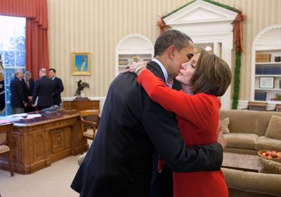 President Barack Obama embraces House Speaker Nancy Pelosi following their meeting in the Oval Office, Dec. 4, 2010. Cop-stock-foto