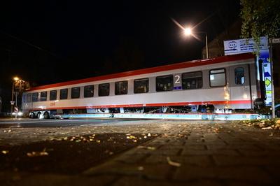 Auf einem Tieflader wird ein ?BB-Reisezugwagen nach 22 Uhr von Alstom G?rlitz zur Verschrottung nach G?rlitz Weinh?bel z-stock-foto