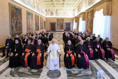 ITALY -  POPE LEO XIV  RECEIVES IN PRIVATE AUDIENCE  MEMEBERS OF THE JOINT COMMITTEE OF THE COUNCIL OF EUROPEAN EPISCOPAL CONFERENCES OF CHRISTIAN CHURCHES IN EUROPE  AT THE VATICAN - 2025/11/06-stock-foto
