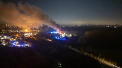 Gro?brand in Lagerhalle eines Baustoffbetriebs in Maintal-Bischofsheim-stock-foto