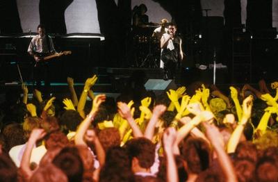 Bildnummer: 56631475  Datum: 21.11.1984  Copyright: imago/teutopressU2 (Rockband) 11/84 rag von links: Dave The Edge Evans, Larry Mullen jr. (verdeckt), Paul Bono Vox Hewson Musik Band Rock Rockband Iren Irland Mann Lederhose Hemd Leads?nger Frontmann Frontman S?nger Gesang Auftritt B?hne Konzert Show Performance dunkelhaarig langhaarig Zuschauer Fans Gitarre Gitarrist Bass Bassist Schlagzeug Schlagzeuger Drums Drummer Mikrofon Mikro haltend quer Querformat ganz ganze Figur stehend singend Aufzeichnung f?r Thommys Pop Show Extra (ZDF) am 21.11.1984 in der Dortmunder Westfalenhalle Dortmund Ausstrahlung der Sendung am 8.12.1984 People Kultur Entertainment 04 xmk x0x 1984 quer  56631475 Date 21 11 1984 Copyright Imago teutopress U2 Rock band 11 84 RAG from left Dave The Edge Evans Larry Mullen Jr hidden Paul Bono Vox Hewson Music Tie Rock Rock band Irish Ireland Man Lederhosen Shirt Lead singer Front man Frontman Singer Singing Appearance Stage Concert Show Performance dark haired long haied Spectators supporters Guitar Guitarist Bass Bassist Drums Drummer Drums Drummer Microphone Micro holding horizontal Landscape whole Whole Figure standing singing Recording for Thommys Pop Show extra ZDF at 21 11 1984 in the Dortmund Westfalenhalle Dortmund Radiance the Consignment at 8 12 1984 Celebrities Culture Entertainment 04 xmk x0x 1984 horizontal-stock-foto