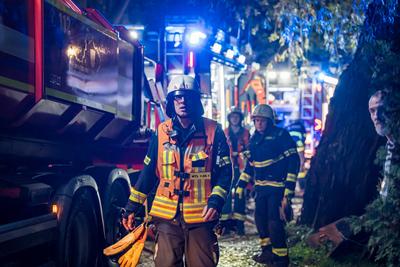 Gro?brand in Lagerhalle eines Baustoffbetriebs in Maintal-Bischofsheim-stock-foto