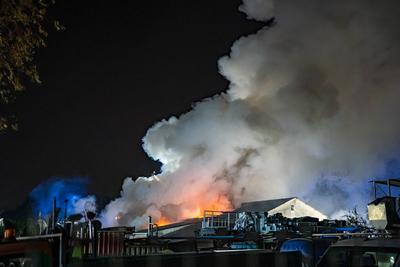 Gro?brand in Lagerhalle eines Baustoffbetriebs in Maintal-Bischofsheim-stock-foto