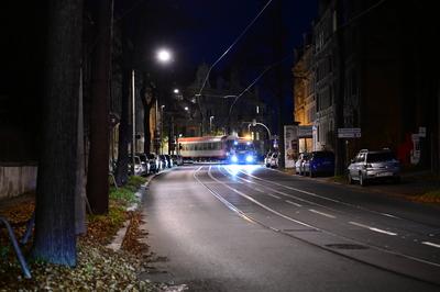 Auf einem Tieflader wird ein ?BB-Reisezugwagen nach 22 Uhr von Alstom G?rlitz zur Verschrottung nach G?rlitz Weinh?bel z-stock-foto