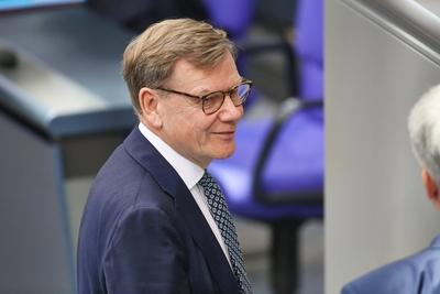 Berlin, Deutschland, 06.11.2025: Deutscher Bundestag: 37. Bundestagssitzung: Bundesminister des Ausw?rtigen Johann Wadep-stock-foto