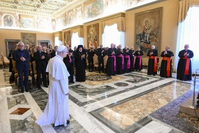 ITALY -  POPE LEO XIV  RECEIVES IN PRIVATE AUDIENCE  MEMEBERS OF THE JOINT COMMITTEE OF THE COUNCIL OF EUROPEAN EPISCOPAL CONFERENCES OF CHRISTIAN CHURCHES IN EUROPE  AT THE VATICAN - 2025/11/06-stock-foto