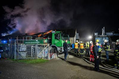 Gro?brand in Lagerhalle eines Baustoffbetriebs in Maintal-Bischofsheim-stock-foto