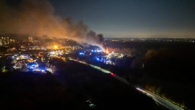 Gro?brand in Lagerhalle eines Baustoffbetriebs in Maintal-Bischofsheim-stock-foto