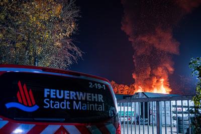 Gro?brand in Lagerhalle eines Baustoffbetriebs in Maintal-Bischofsheim-stock-foto