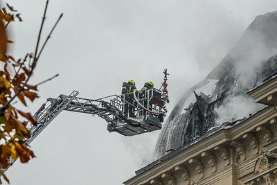 2025 - Dachstuhlbrand am Haus "Esplanade 9" an der Gmundner Esplanade, am 6.11.2025-stock-foto