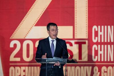 LOS ANGELES, CA - NOVEMBER 06: Chinese Consul General in Los Angeles Guo Shaochun delivers speech during the Golden Ange-stock-foto