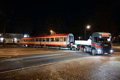 Auf einem Tieflader wird ein ?BB-Reisezugwagen nach 22 Uhr von Alstom G?rlitz zur Verschrottung nach G?rlitz Weinh?bel z-stock-foto