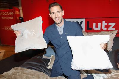 Marcel Remus pr?sentiert seine eigene Bettw?sche-Kollektion bei XXXLutz in N?rnberg-stock-foto