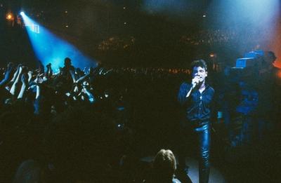 Bildnummer: 56631469  Datum: 21.11.1984  Copyright: imago/teutopressU2: S?nger Bono Vox 11/84 rag Paul Hewson Musik Band Rock Rockband Iren Irland Mann Lederhose Hemd Leads?nger Frontmann Frontman S?nger Gesang Auftritt B?hne Konzert Show Performance Mikrofon Mikrophon Mikrofonst?nder quer Querformat ganz gehend singend Zuschauer Fans Aufzeichnung f?r Thommys Pop Show Extra am 21.11.1984 in der Dortmunder Westfalenhalle. Ausstrahlung der Sendung am 8.12.1984 People Kultur Entertainment 04 xmk x0x 1984 quer  56631469 Date 21 11 1984 Copyright Imago teutopress U2 Singer Bono Vox 11 84 RAG Paul Hewson Music Tie Rock Rock band Irish Ireland Man Lederhosen Shirt Lead singer Front man Frontman Singer Singing Appearance Stage Concert Show Performance Microphone Microphone Microphone stand horizontal Landscape whole going singing Spectators supporters Recording for Thommys Pop Show extra at 21 11 1984 in the Dortmund Westfalenhalle Radiance the Consignment at 8 12 1984 Celebrities Culture Entertainment 04 xmk x0x 1984 horizontal-stock-foto