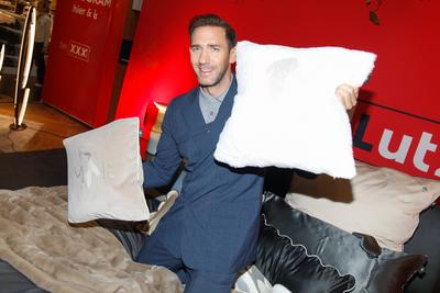 Marcel Remus pr?sentiert seine eigene Bettw?sche-Kollektion bei XXXLutz in N?rnberg-stock-foto