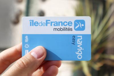 Nizza, Frankreich - 11.05.2024: M?nnerhand h?lt Pariser Verkehrsmittelkarte - Navigo-stock-foto