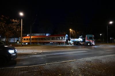 Auf einem Tieflader wird ein ?BB-Reisezugwagen nach 22 Uhr von Alstom G?rlitz zur Verschrottung nach G?rlitz Weinh?bel z-stock-foto