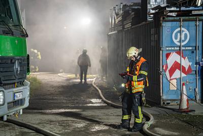 Gro?brand in Lagerhalle eines Baustoffbetriebs in Maintal-Bischofsheim-stock-foto