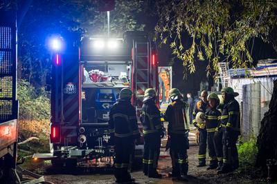 Gro?brand in Lagerhalle eines Baustoffbetriebs in Maintal-Bischofsheim-stock-foto