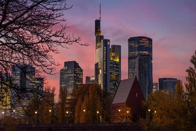 Die Frankfurter Skyline am Abend-stock-foto