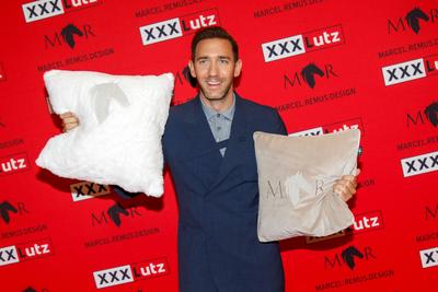 Marcel Remus pr?sentiert seine eigene Bettw?sche-Kollektion bei XXXLutz in N?rnberg-stock-foto