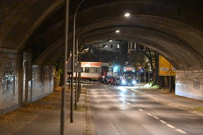 Auf einem Tieflader wird ein ?BB-Reisezugwagen nach 22 Uhr von Alstom G?rlitz zur Verschrottung nach G?rlitz Weinh?bel z-stock-foto