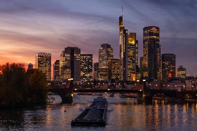 Die Frankfurter Skyline am Abend-stock-foto