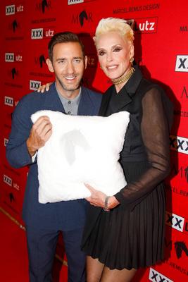 Marcel Remus pr?sentiert seine eigene Bettw?sche-Kollektion bei XXXLutz in N?rnberg-stock-foto