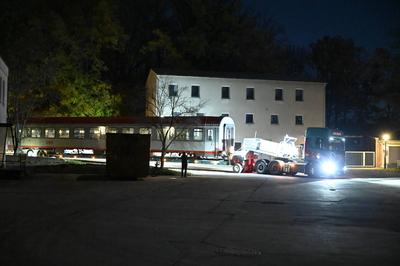 Auf einem Tieflader wird ein ?BB-Reisezugwagen nach 22 Uhr von Alstom G?rlitz zur Verschrottung nach G?rlitz Weinh?bel z-stock-foto