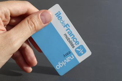 Nizza, Frankreich - 11.05.2024: M?nnerhand h?lt Pariser Verkehrsmittelkarte - Navigo-stock-foto