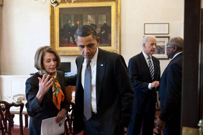 President Barack Obama talks with House Minority Leader Nancy Pelosi, D-Calif., as Vice President Joe Biden talks with R-stock-foto