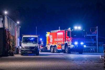 Gro?brand in Lagerhalle eines Baustoffbetriebs in Maintal-Bischofsheim-stock-foto