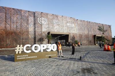 The ritual gira brings Amazonian spirituality to the opening of the COP30 leaders' summit.-stock-foto