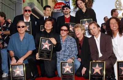 Bildnummer: 50657276  Datum: 21.01.2005  Copyright: imago/Rideaux-PicturePerfectVorn: S?nger Steve Perry (2.v.li., USA/Ex-Journey), Gitarrist Neal Schon (3.v.li.), Keyboarder Jonathan Cain (2.v.re.) und S?nger Steve Augeri (re., alle USA/Journey) anl?sslich der Ehrung von Journey mit einem Stern auf dem Hollywood Walk of Fame in Los Angeles, Personen , optimistisch , Objekte; 2005, Los Angeles, LA, L.A., Hollywood, Pressetermin, Ehrung, Ehrungen, Auszeichnung, Auszeichnungen, Musiker, Pop, Rock, Hollywoodstern, Troph?e, Troph?en, Caine, Johnathan; , quer, Kbdig, Gruppenbild, Musik, Kunst, Vereinigte Staaten von Amerika, Randbild, People-stock-foto