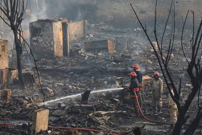 Massive Fire Near Rithala Metro Station In Delhi Engulfs Hundreds Of Shanties-stock-foto