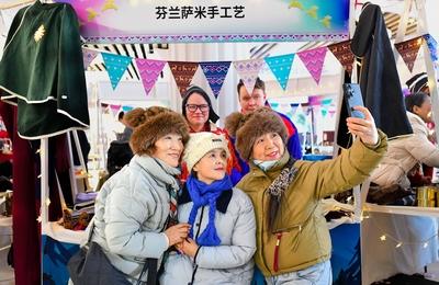 HULUNBUIR, CHINA - NOVEMBER 07: Tourists pose for a photo during an event to mark the start of the winter tourism season-stock-foto
