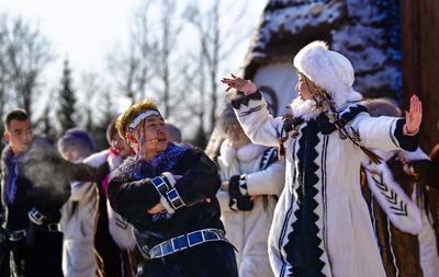 HULUNBUIR, CHINA - NOVEMBER 07: Dancers perform during an event to mark the start of the winter tourism season on Novemb-stock-foto