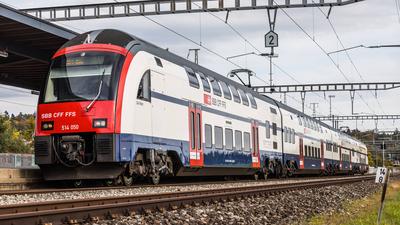 Bassersdorf, Schweiz - 20. Oktober 2021: Ein Doppelstock Zug f?hrt als S24 in den Bahnhof der Z?rcher Unterland Gemeind-stock-foto