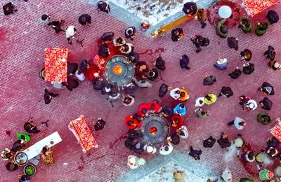 HULUNBUIR, CHINA - NOVEMBER 07: Tourists enjoy food during an event to mark the start of the winter tourism season on No-stock-foto
