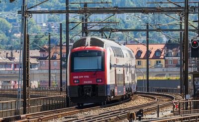 Eine Z?rcher S-Bahn ist auf dem Weg zum Bahnhof Z?rich-Hardbr?cke. (Z?rich, Schweiz, 03.07.2022)-stock-foto