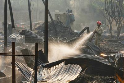 Massive Fire Near Rithala Metro Station In Delhi Engulfs Hundreds Of Shanties-stock-foto