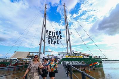 Greenpeace ship offers free public visits in Belem.-stock-foto