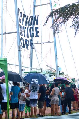 Greenpeace ship offers free public visits in Belem.-stock-foto