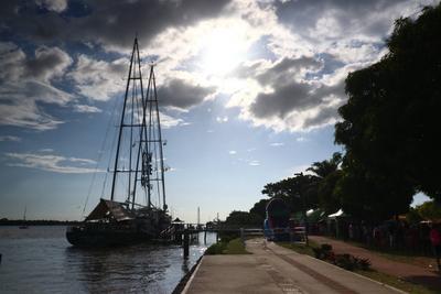 Greenpeace ship offers free public visits in Belem.-stock-foto