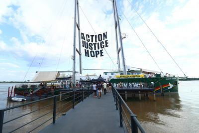 Greenpeace ship offers free public visits in Belem.-stock-foto