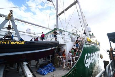 Greenpeace ship offers free public visits in Belem.-stock-foto