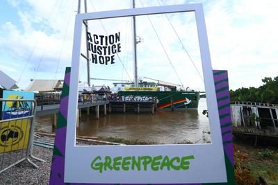 Greenpeace ship offers free public visits in Belem.-stock-foto