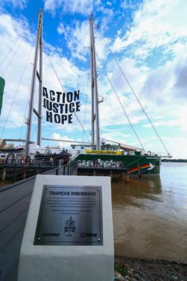 Greenpeace ship offers free public visits in Belem.-stock-foto