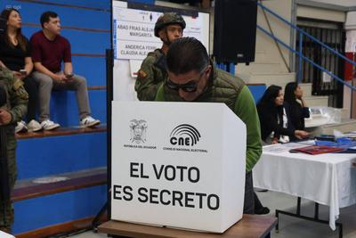 SIMULACRO REFERÉNDUM Y CONSULTA POPULAR-stock-foto