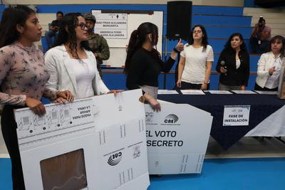 SIMULACRO REFERÉNDUM Y CONSULTA POPULAR-stock-foto